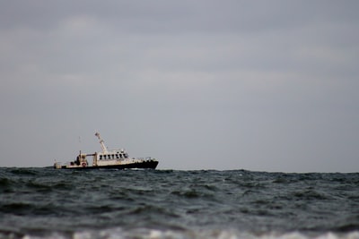 白色的渔船在海上

